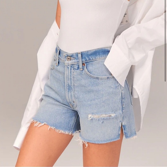 Abercrombie & Fitch Pants - Abercrombie Curve Love 4 inch High Rise Mom Short, size 29.